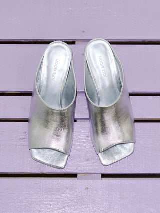 OBLIQUE TOE SANDAL