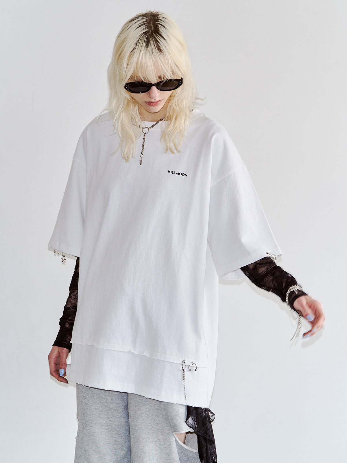 ＊ josemoon JOSE MOONクロップド ピアス Tシャツ ホワイト JOSE MOON（ジョゼムーン）の「CROPPED PIERCE T-SHIRT/クロップド