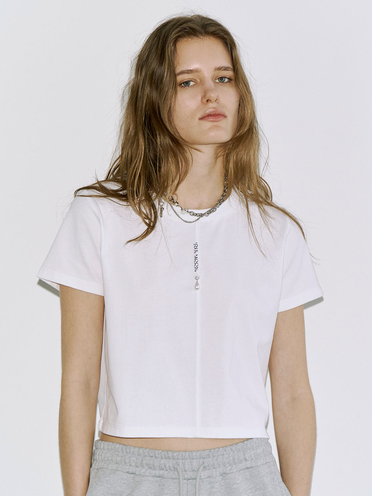 JOSEMOONホワイト クロップド Tシャツ パール付き JOSEMOON LOGO OVERT-SHIRT with PEARL