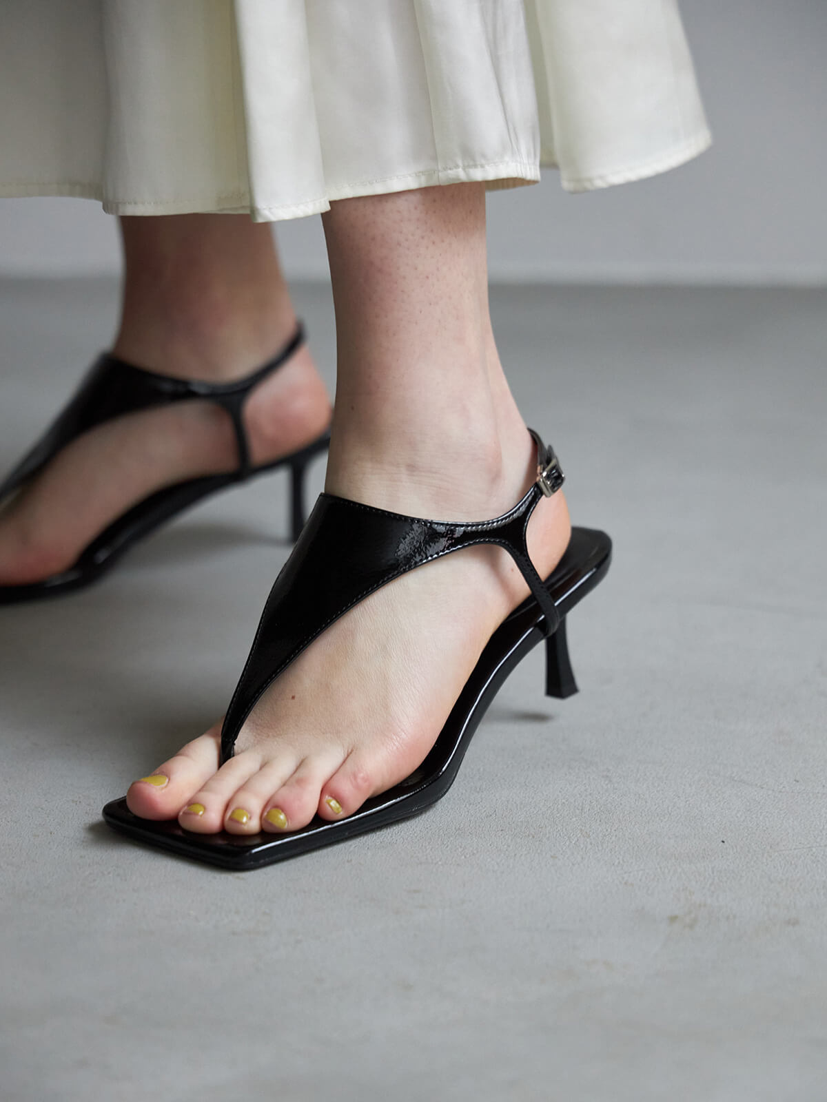 SQUARE THONG SANDALS