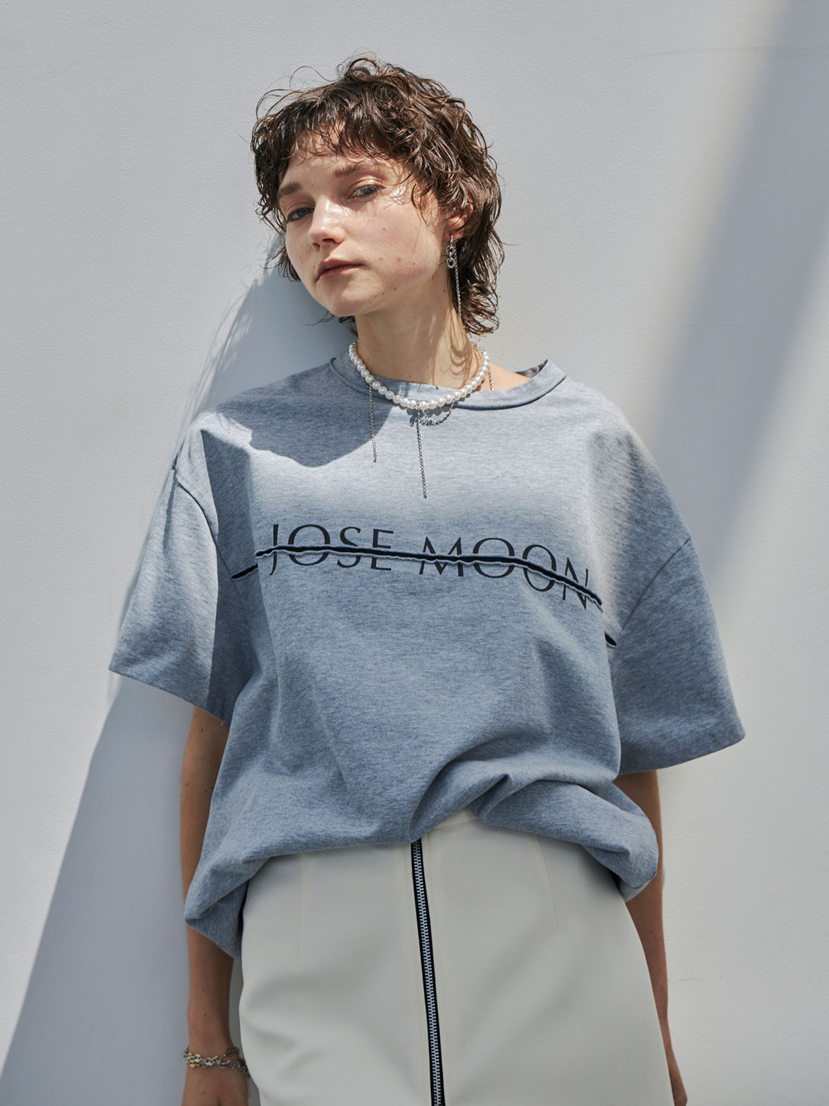 JOSE MOON LOGO OVER T-SHIRT(F WHITE): TOPSjosemoon JOSE MOON LOGO OVER T-SHIRT(F WHITE): TOPSjosemoon