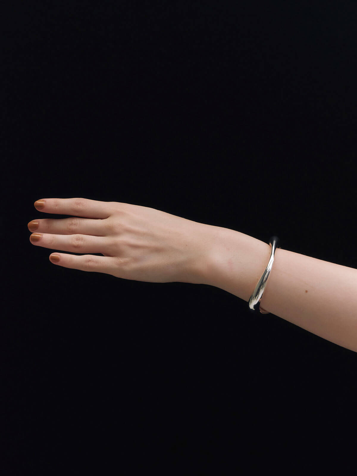 CURVE METAL BANGLE