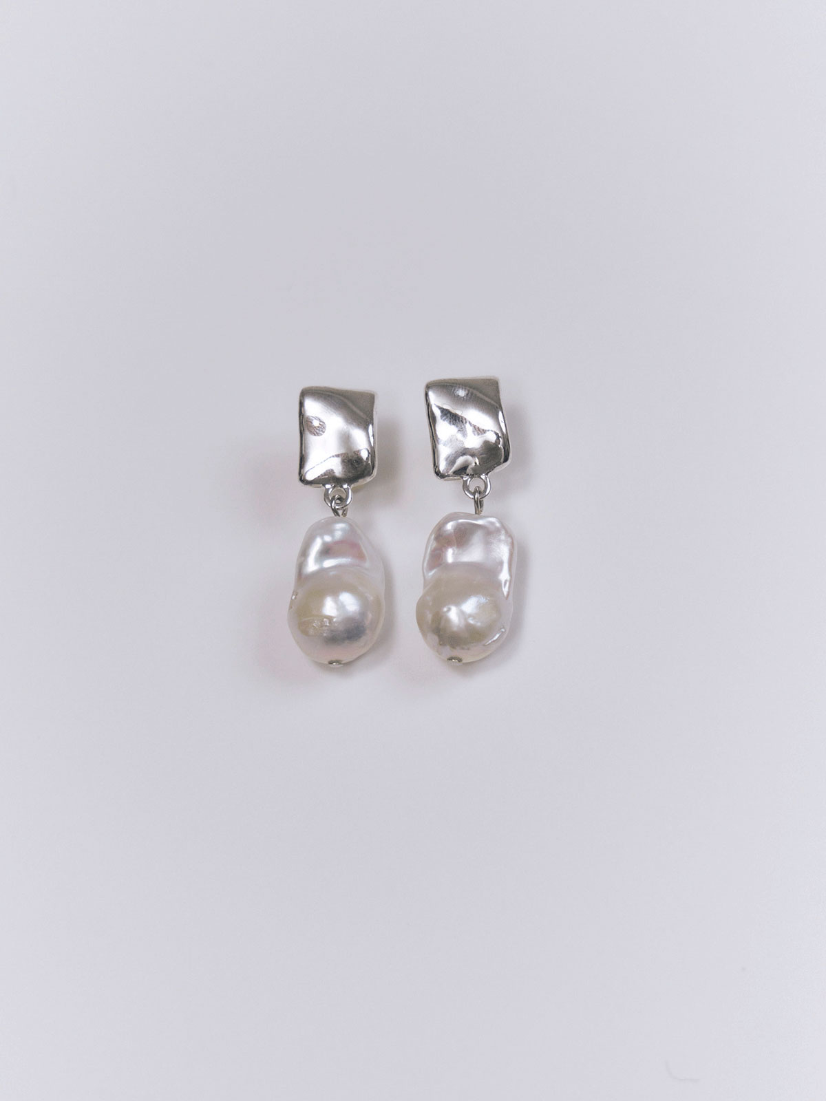 BAROQUE PEARL PIERCED EARRING